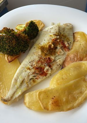 Una foto de Rodaballo al horno con patatas