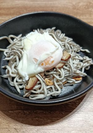 Foto principal de Gulas con Shiitake y huevo escalfado