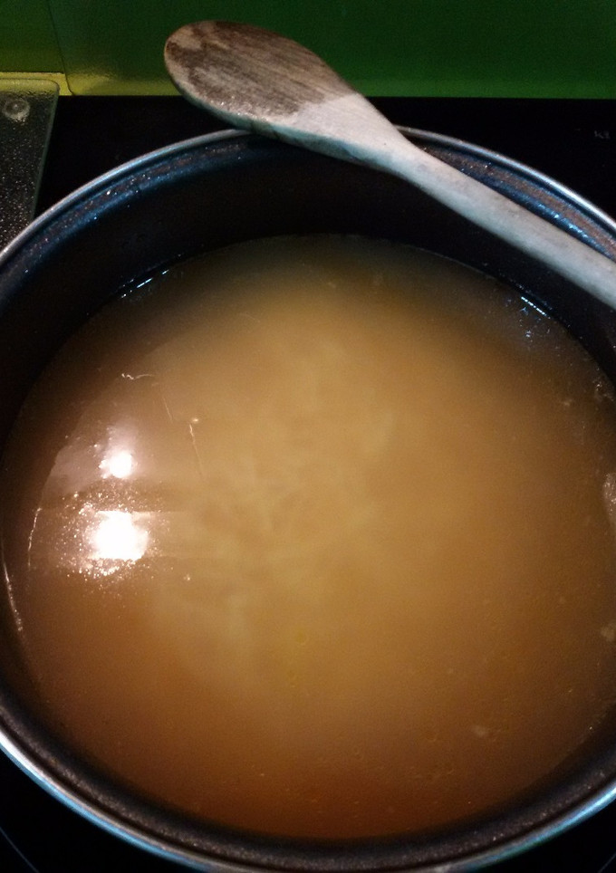 Una foto de Caldo de pollo en olla rápida