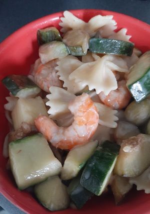 Une photo de Pâtes aux crevettes et aux courgettes