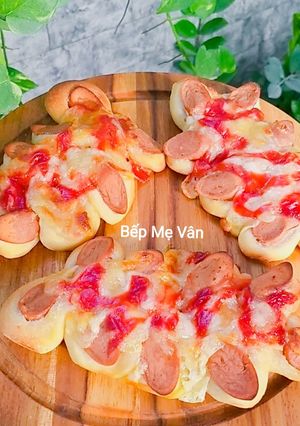 Hình của món Bánh mì xúc xích phô mai kéo sợi.