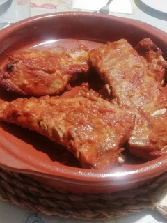 Una foto de Costillar al horno con salsa casera