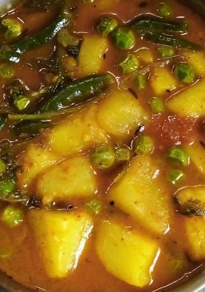 আলু মটর শুঁটি কারি(aloo matorshuti curry recipe in Bengali) রেসিপির প্রধান ছবি