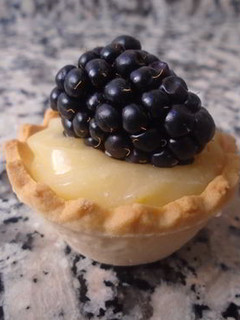 Una foto de Tartaletas de pasta brisa rellenas de lemon curd y moras