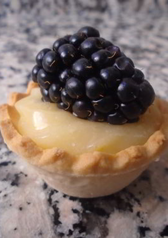 Una foto de Tartaletas de pasta brisa rellenas de lemon curd y moras