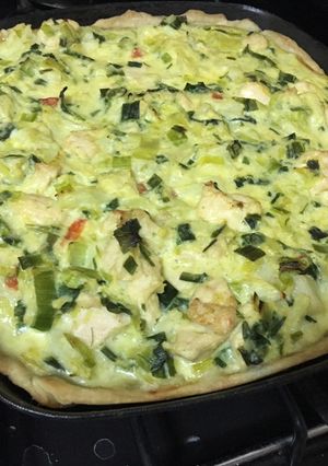 Una foto de Tarta casera de pollo y verduras