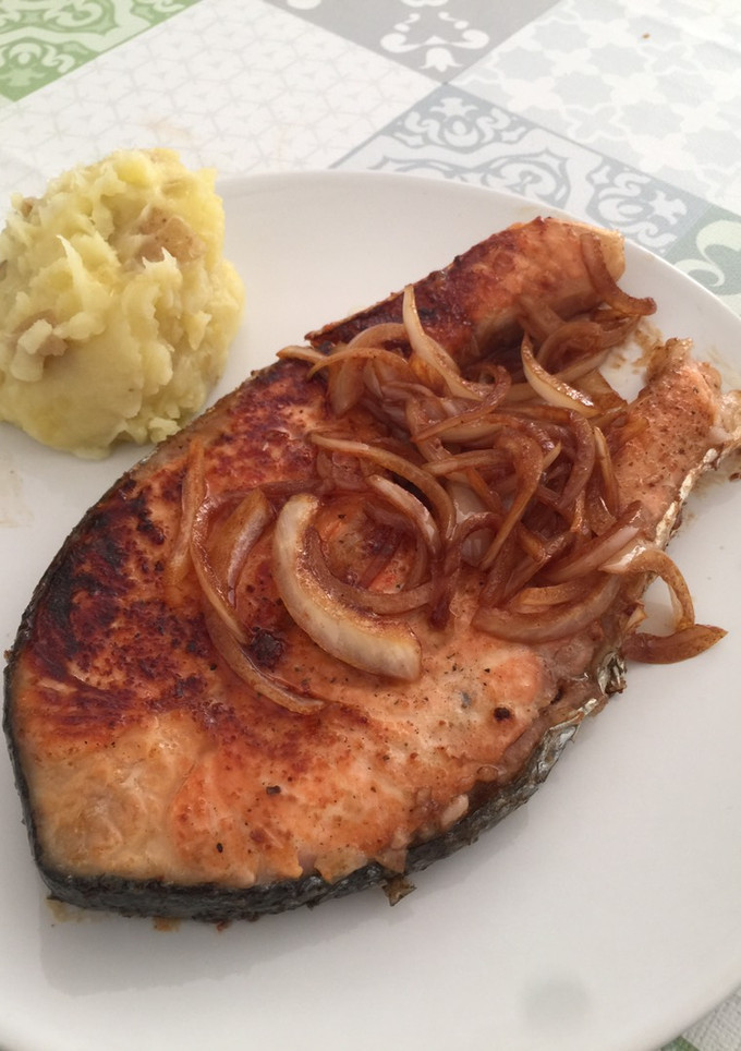 Una foto de Salmón dorado con ajo mantequilla y miel