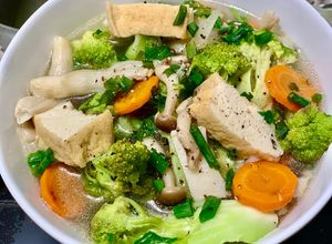 Hình của món Canh Nấm Bông Cải Chay.