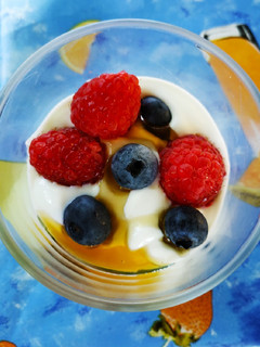 Una foto de Yogur con frutos del bosque y miel 🍯