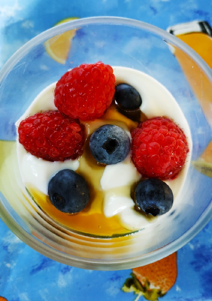 Una foto de Yogur con frutos del bosque y miel 🍯