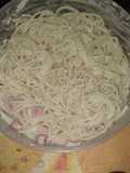 Espagueti blanco con manzana