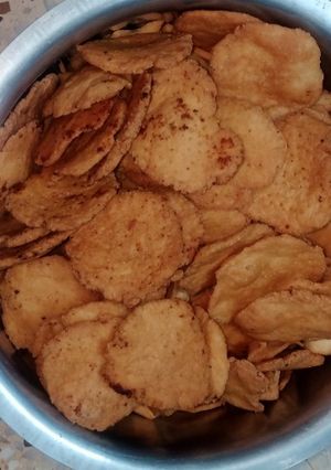 खस्ता मठरी (Khasta Mathri recipe in hindi) रेसिपी मुख्य फोटो