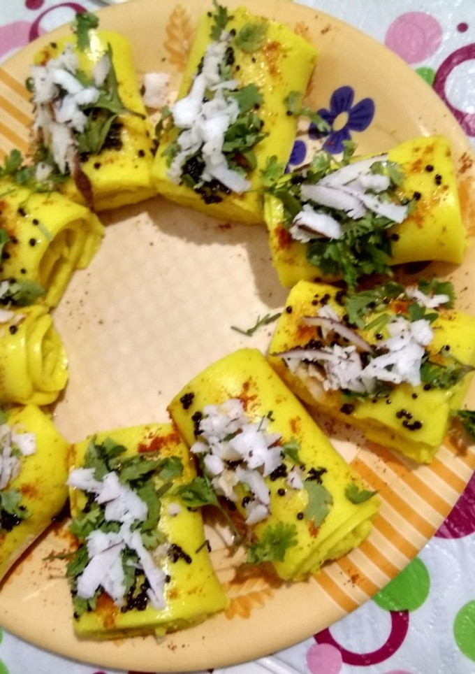 A picture of Khandvi.