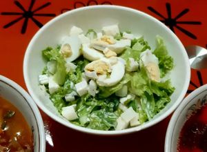 Hình của món Xà lách trộn sốt mayonaise với trứng.