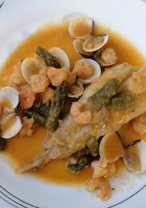 Una foto de Colas de rape en salsa del mar