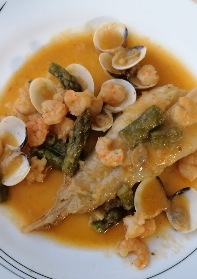 Una foto de Colas de rape en salsa del mar