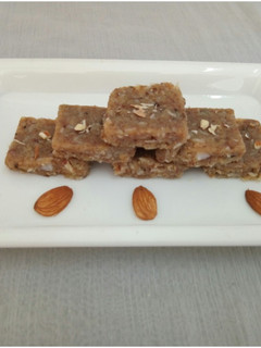 नारियल बर्फी (Nariyal barfi recipe in hindi) रेसिपी मुख्य फोटो