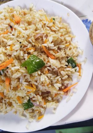 चायनीज फ्राईड राईस (Chinese Fried Rice Recipe In Marathi) रेसिपी चे मुख्य फोटो 