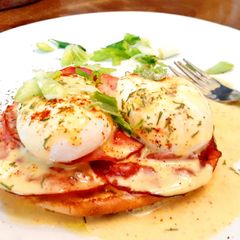 A picture of Eggs Benedict.