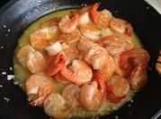 Una foto de camarones a la mantequilla