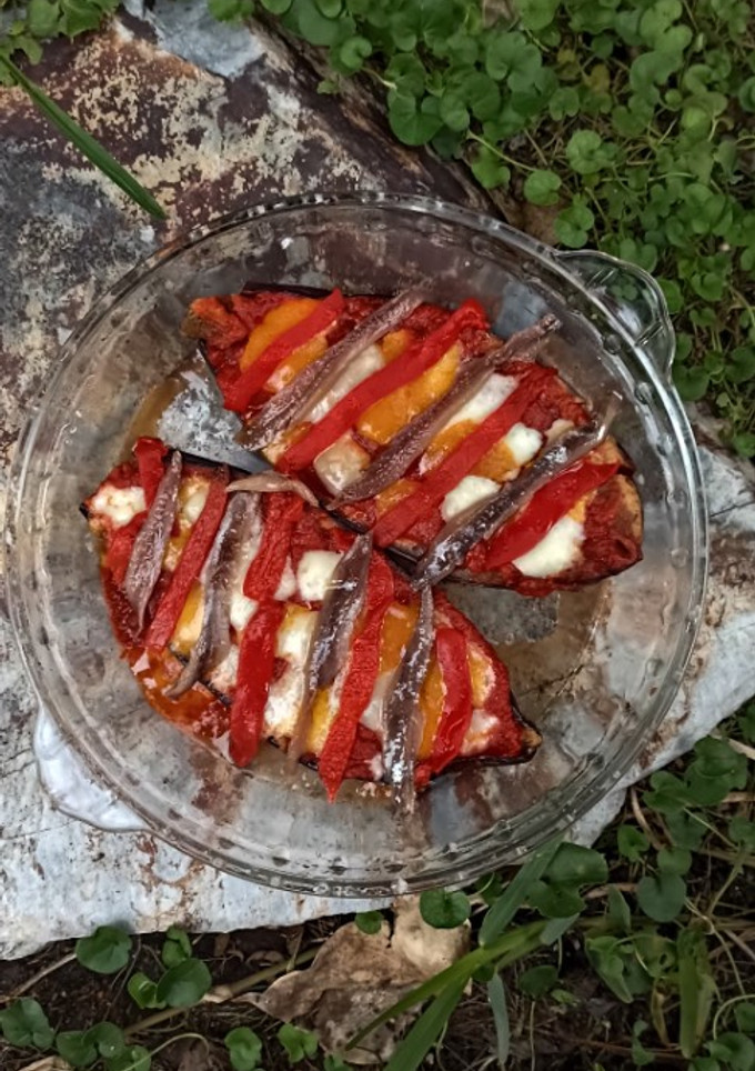Una foto de Berenjenas con anchoas y piquillos