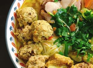 Hình của món Bún bung (bún dọc mùng).