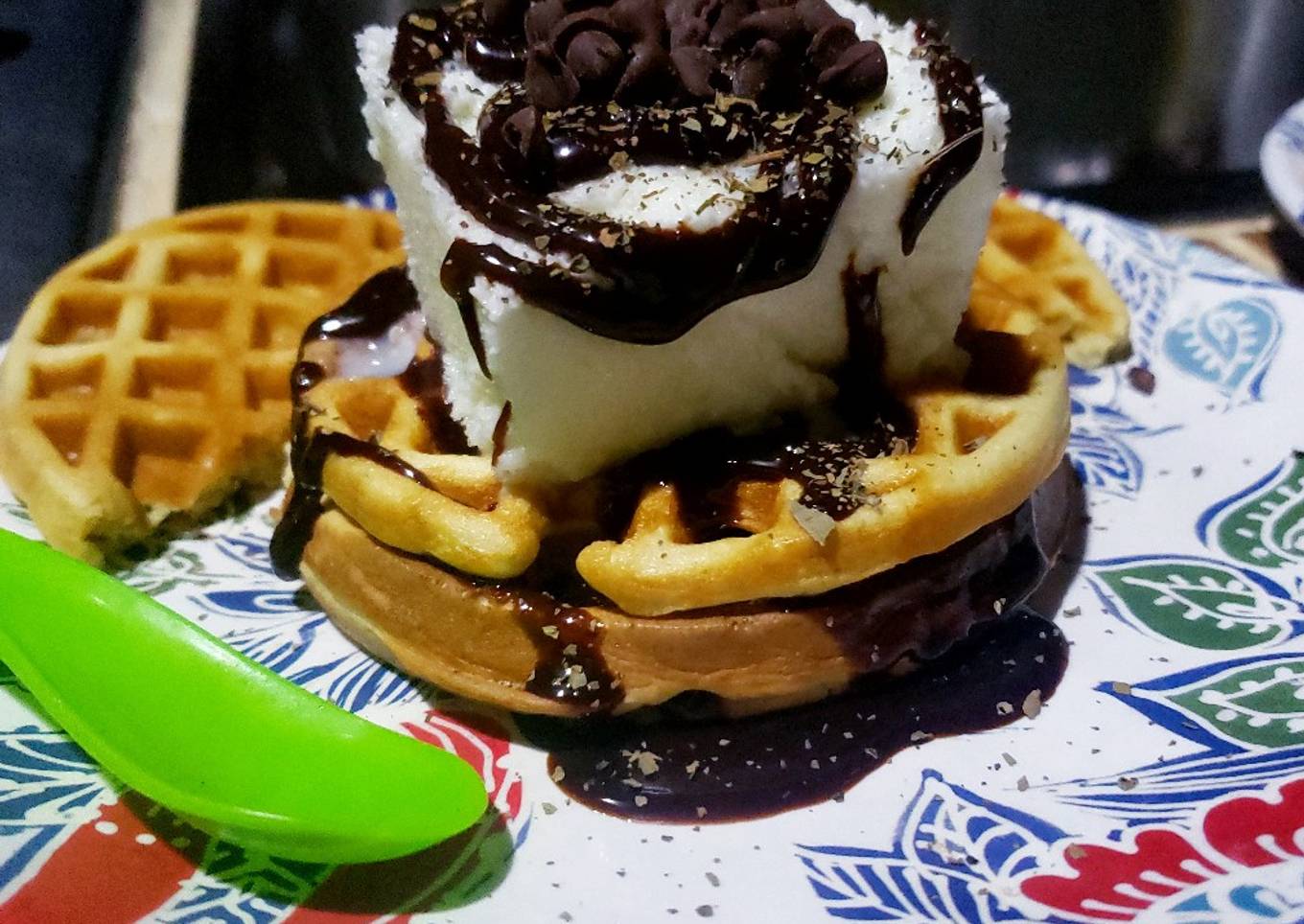WAFFLES DULCES CON HELADO DE COCO CON CHOCOLATE