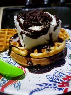 Una foto de WAFFLES DULCES CON HELADO DE COCO CON CHOCOLATE