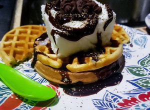 Una foto de WAFFLES DULCES CON HELADO DE COCO CON CHOCOLATE