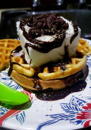 Una foto de WAFFLES DULCES CON HELADO DE COCO CON CHOCOLATE