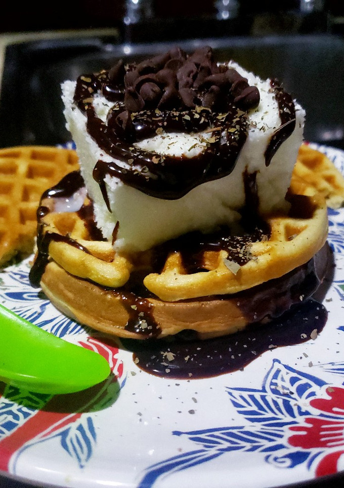 Una foto de WAFFLES DULCES CON HELADO DE COCO CON CHOCOLATE