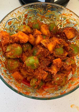 ગુંદા કાચી કેરીનું ઇન્સ્ટન્ટ અથાણું (Gunda Kachi Keri Instant Athanu Recipe In Gujarati) રેસીપી મુખ્ય ફોટો