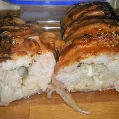 Una foto de Pechuga de pollo abrigada rellena de queso de cabra