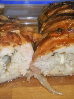 Una foto de Pechuga de pollo abrigada rellena de queso de cabra