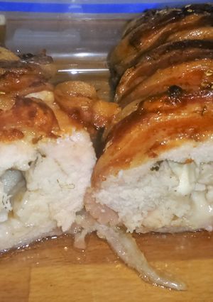 Una foto de Pechuga de pollo abrigada rellena de queso de cabra