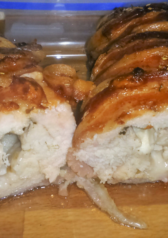 Una foto de Pechuga de pollo abrigada rellena de queso de cabra