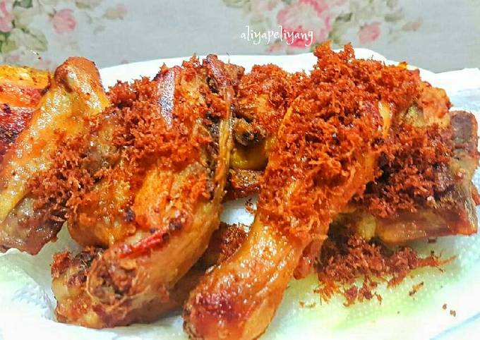 Ayam goreng serundeng kelapa