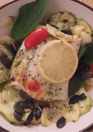Une photo de Dos de cabillaud sur un lit de courgettes & basilic frais
