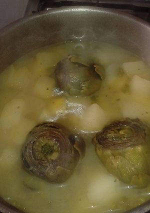 Una foto de Papas con chícharos y alcauciles
