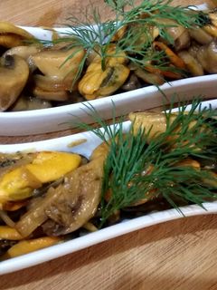 Фото Мидии жареные с грибами, луком.