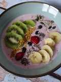 Bowl de queijo quark aromatizado com frutos vermelhos e mel, pólen, frutos e sementes a gosto <3 <3