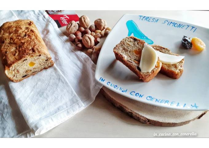 Pane rustico alla frutta secca