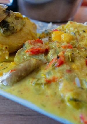 Une photo de Poulet-riz-légumes vapeur au curry et curcuma