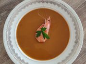 Une photo de soupe crevettes