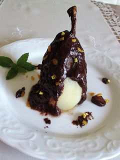 Una foto de Peras conferencia bañadas con chocolate almendrada