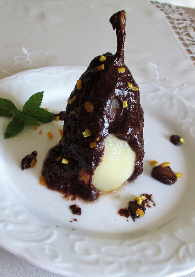 Una foto de Peras conferencia bañadas con chocolate almendrada