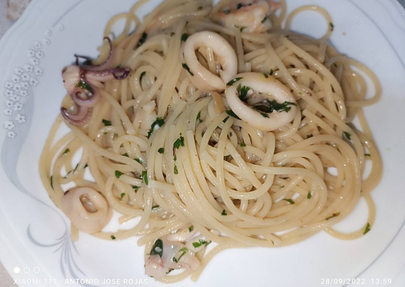 Spaghetti con calamares y langostinos 😋😋
