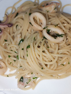 Una foto de Spaghetti con calamares y langostinos 😋😋