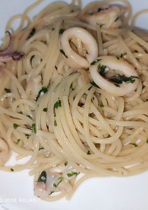 Foto principal de Spaghetti con calamares y langostinos 😋😋