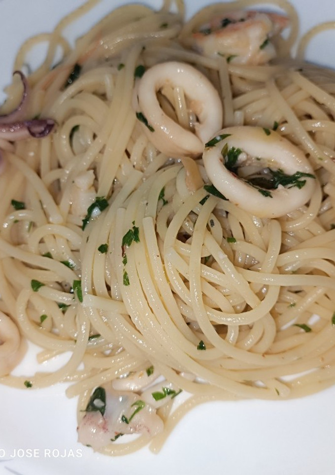 Una foto de Spaghetti con calamares y langostinos 😋😋